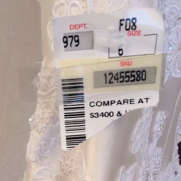 Luxurious Ivory Bridal Gown with Lace Details - Picture 7 of 9